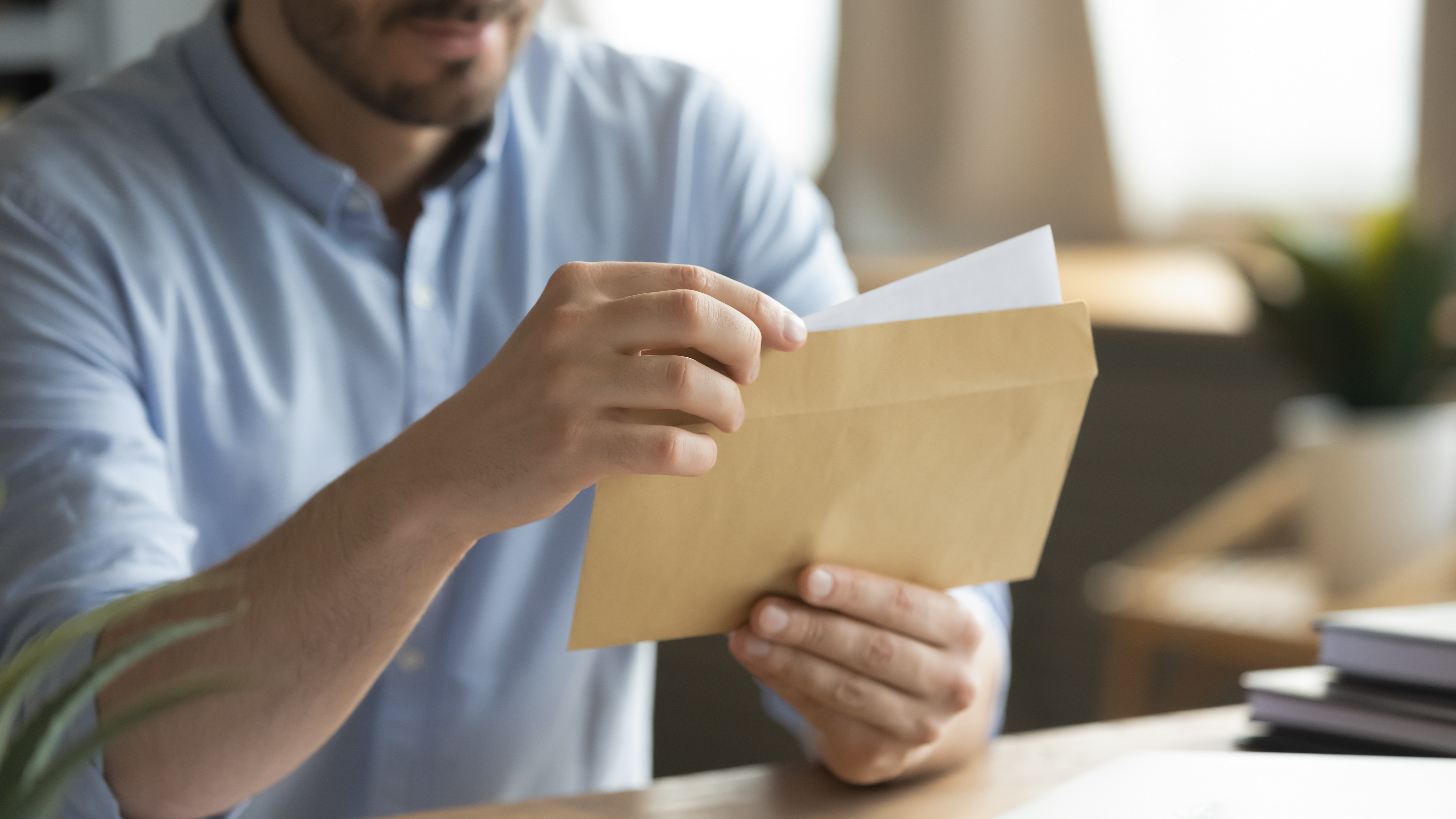Get that paper. Бумажная корреспонденция. Мужчина читает открытку.